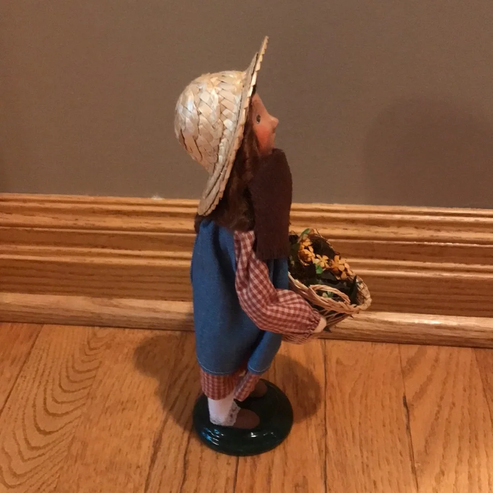 Byers’ Choice Autumn Girl Statue - Picture 4 of 5